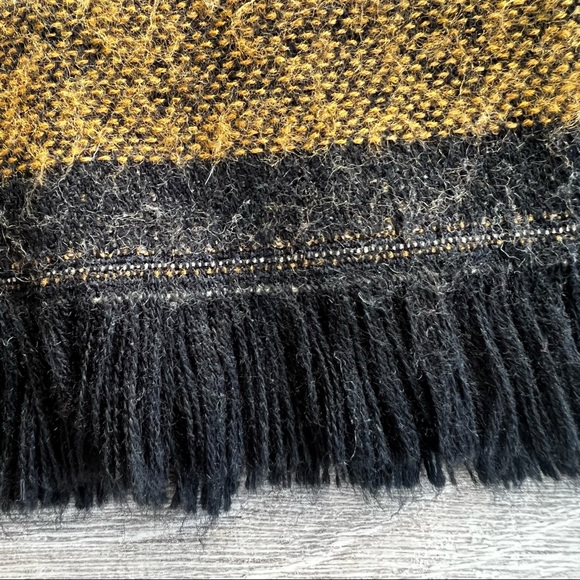 TITIKA Reversible Wool Blanket Scarf with Geometric Shapes - Picture 10 of 10